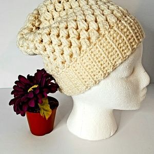 White slouchy beanie crochet 🧶